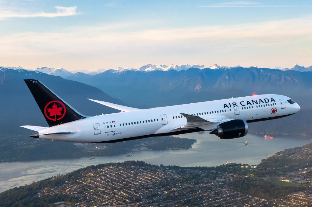 Air Canada taking off — © Air Canada from espacioaereo.net